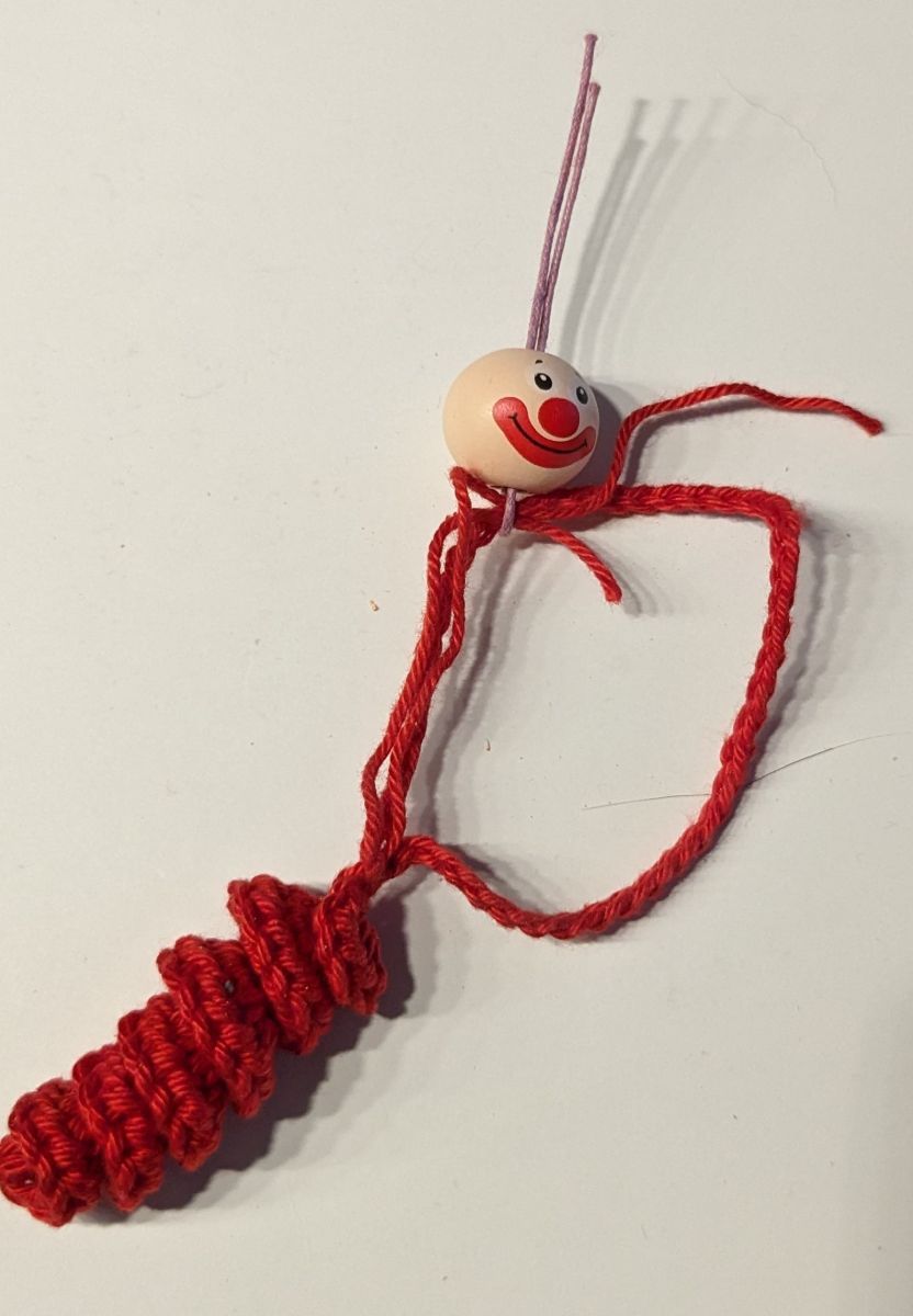 Blog-Inhaltsbild für 'Kostenlose Anleitung Glückswürmchen Sorgenwürmchen Clown mit Haaren und Hut'